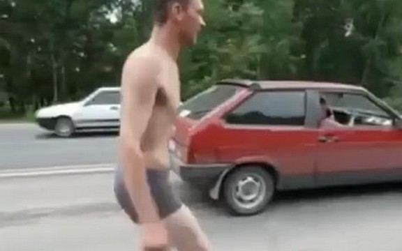Pijani Rus đuska na autoputu  (Video)