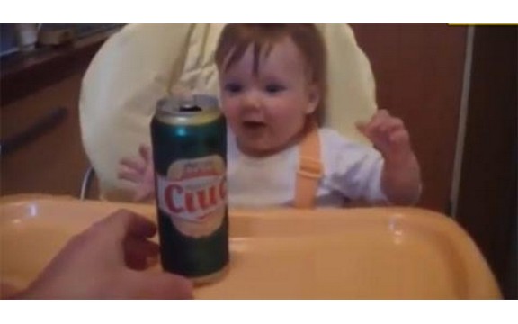 Pogledajte bebu koja obožava pivo (Video)