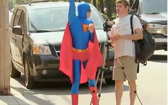 Kako ljudi reaguju kada vide Supermena (Video)
