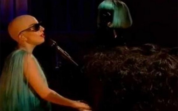 Ćelava Lejdi Gaga zapevala na sceni (Video)