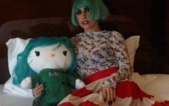 Lejdi Gaga spava sa velikom plišanom macom (Foto)