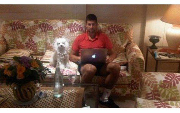 Novak Djoković sa fanovima bira novu sliku na Facebook profilu