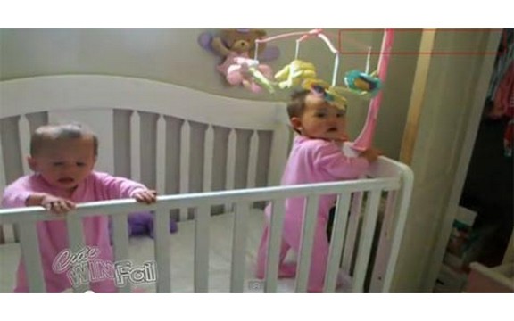 Identično kijanje blizanaca (Video)