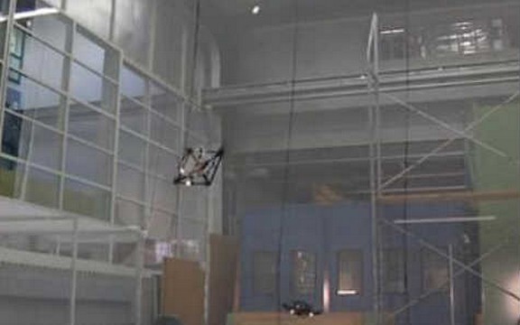 Nevidjeno: Leteći roboti igraju tenis (Video)