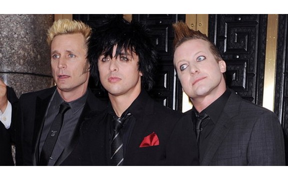 Pevač grupe Green Day izbačen iz aviona zbog pantalona