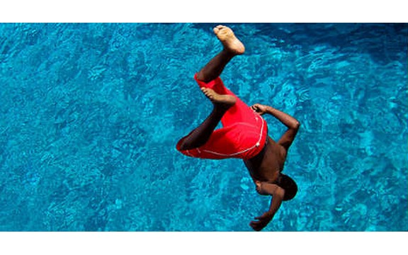 Ludački skok u bazen (Video)