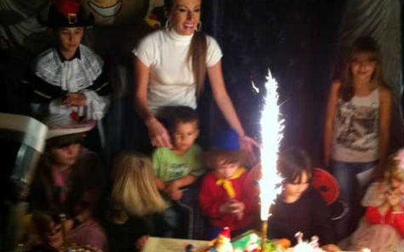 Viki u prisustvu kolega proslavila sinu rodjendan (Foto)