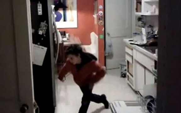 Šta muškarci zapravo rade u kuhinji (Video)