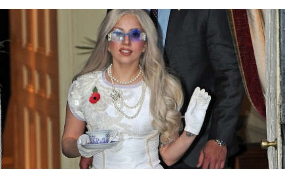 Lejdi Gaga priznala da piški u kantu za đubre
