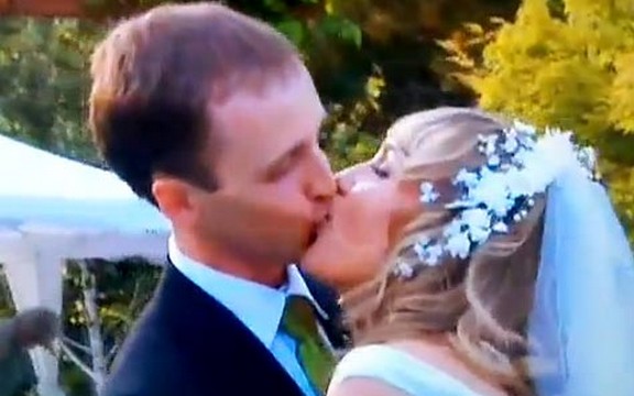 Najsmešniji prvi poljubac nevinog bračnog para (Video)