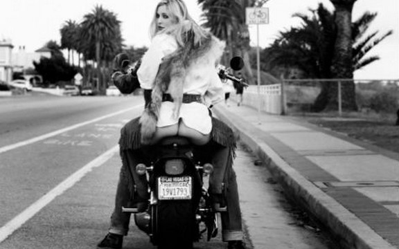 Ćerka Brusa Vilisa i Demi Mur gologuza na motoru (Video)