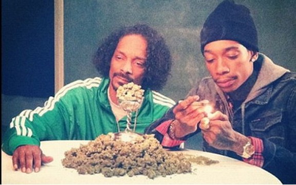 Snoop Dogg na snimanju spota pozirao uz brdo marihuane
