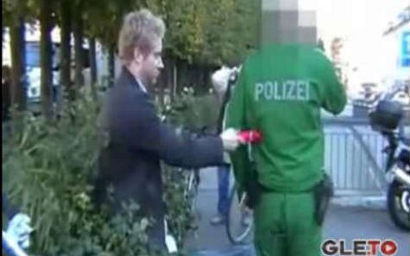 Pijani idiot napao policajca vibratorom (Video)