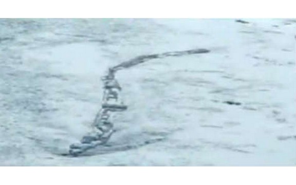 Snimio jezersko čudovište kako se probija kroz led (Video)