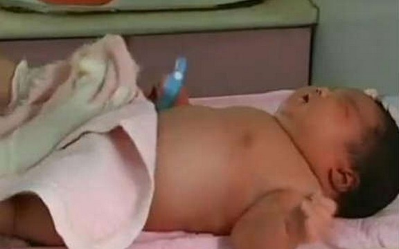 Kineskinja rodila bebu od sedam kilograma (Foto + Video)