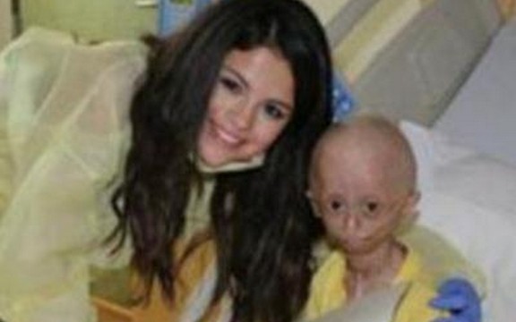 Selena Gomez pokazala humanost i posetila teško bolesnog fana (Video)