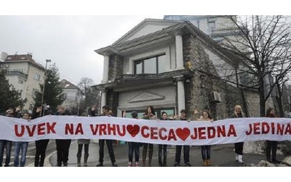 Cecini fanovi ipak ispred njene kuće: Pozdravila ih sa prozora (Video+Foto)