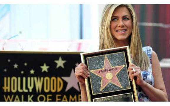 Dženifer Aniston dobila zvezdu na Bulevaru slavnih (Video)