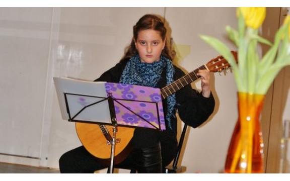 Ćerka Dragane Mirković uspešna na klasičnoj gitari!