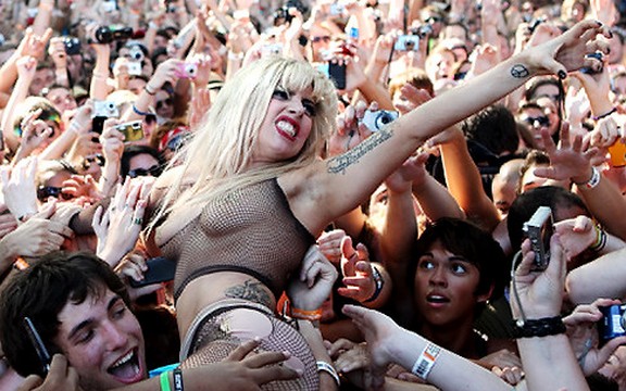 Lejdi Gaga na udaru vernika: Molitvom protiv gejeva!