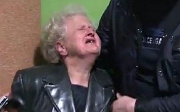 Baka od 70 godina vrištala i plakala zbog Zdravka Čolića (Video)