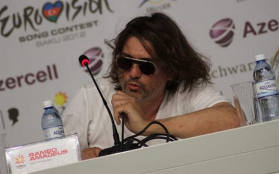 Rambo Amdeus pao sa stolice na konferenciji za novinare (Foto+Video)