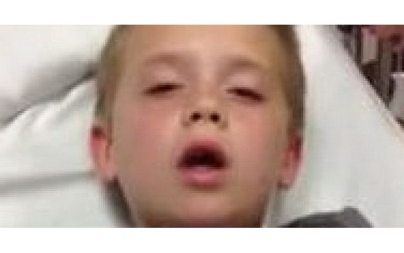 Dečakovo budjenje iz anestezije nasmejalo preko milion ljudi (Video)