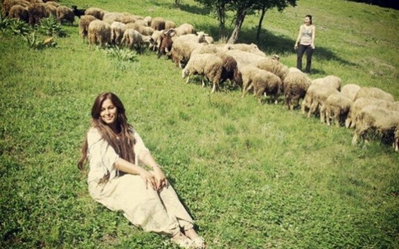 Pogedajte kako Seka Aleksić čuva ovčice i jaše konja (Foto)