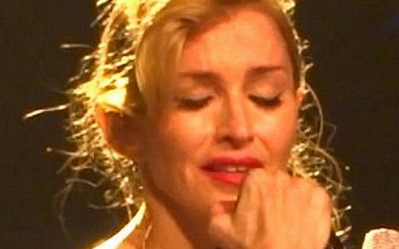 Madona se rasplakala na koncertu! (Video)