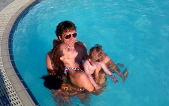 Bojana Stojković uživa na bazenu sa sinom i mužem (Foto)