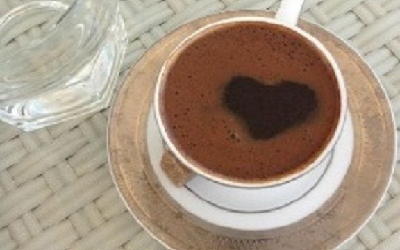 To je ljubav: Emina Jahović dobila kafu sa srcem (Foto)