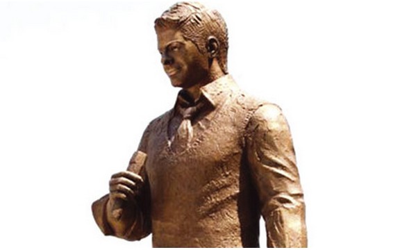 Skoplje: Postavljena skulptura Tošeta Proeskog (Foto)