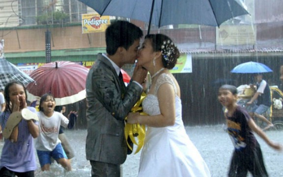 Prava ljubav: Ni poplava ih nije sprečila da se venčaju (Foto)