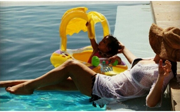 Maraja Keri se rashlađuje u bazenu (Foto)