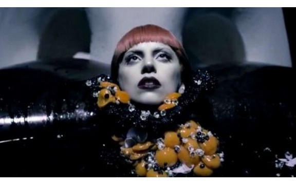 Bizarno: Pogledajte mračnu reklamu za novi parfem Lejdi Gage (Video)