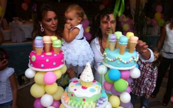 Aca Lukas i Sonja Vuksanović proslavili Viktorijin prvi rođendan (Foto)