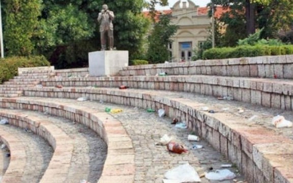 Spomenik Šabanu Bajramoviću u đubretu 