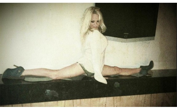 Pamela Anderson kao akrobata (Foto)
