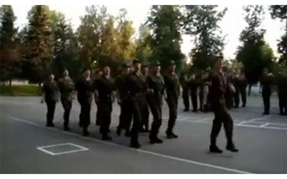 Ruski vojnici marširali uz hit Lejdi Gage (Video)