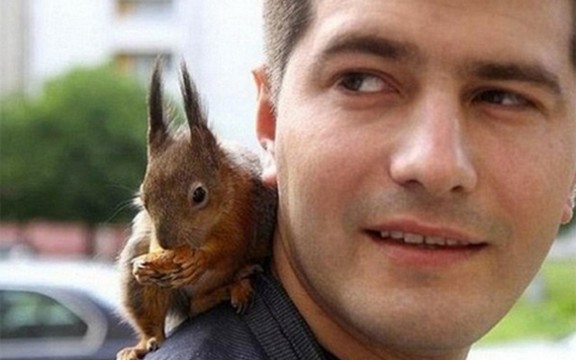 Ta divna stvorenja: Vojnik i veverica postali najbolji prijatelji (Foto)