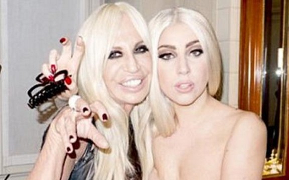 Lejdi Gaga u toplesu pored Donatele Versaći! (Foto 18+)