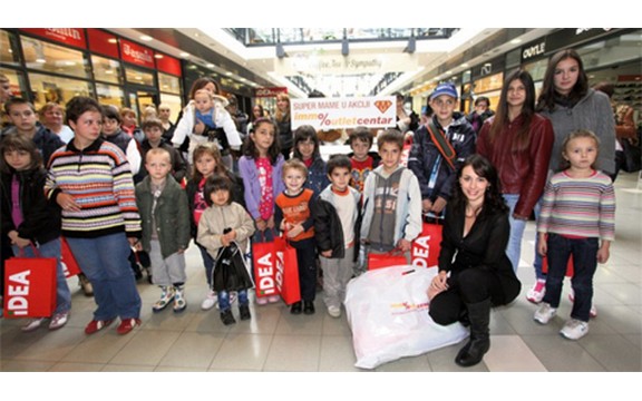 Humanitarno: Sloboda Mićalović delila poklone deci samohranih majki (Foto)