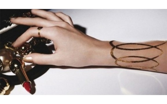 Diorove tetovaže od zlata (Foto)