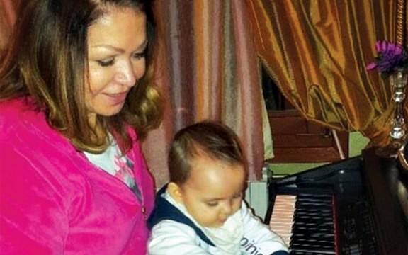 Neda Ukraden uči unuku da svira klavir!