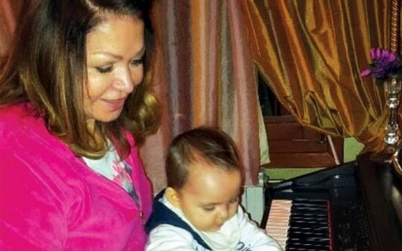 Neda Ukraden održala unuci prvi čas klavira (Foto)