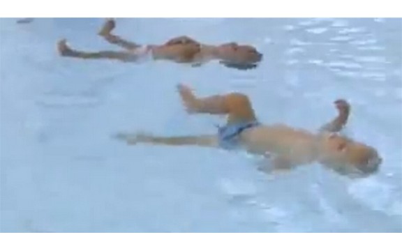 Devetomesečni blizanci nisu ni prohodali, a plivaju kao veliki (Video)