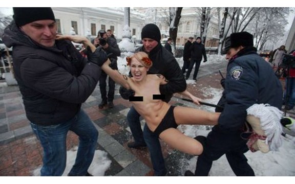 Aktivistkinje Femena protestovale gole u Kijevu na minusu (Foto+Video) 18+