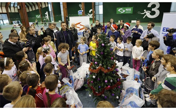 Viktor Troicki podelio novogodišnje paketiće u Teniskom savezu Srbije (Foto)
