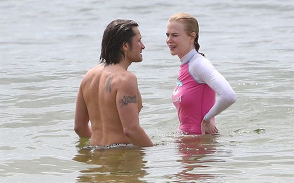 Zaljubljeni kao prvog dana: Nikol Kidman sa suprugom na kupanju (Foto)