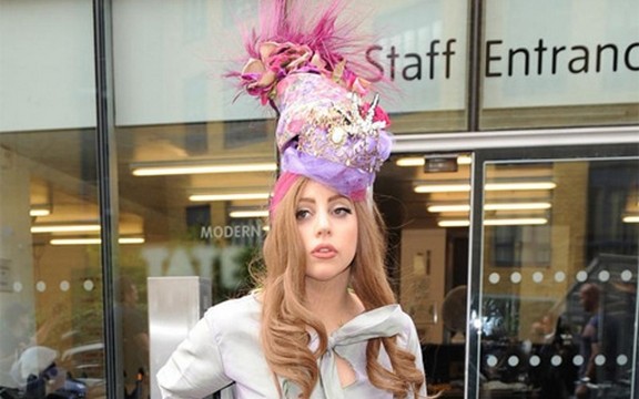 Lejdi Gaga u invalidskim kolicima (Foto)